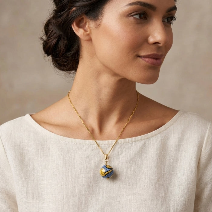 Cartoleria 4+1 - Collana Sfera in Ceramica Siciliana Decorata | Ciondolo Artigianale Blu e Oro con Catena Dorata